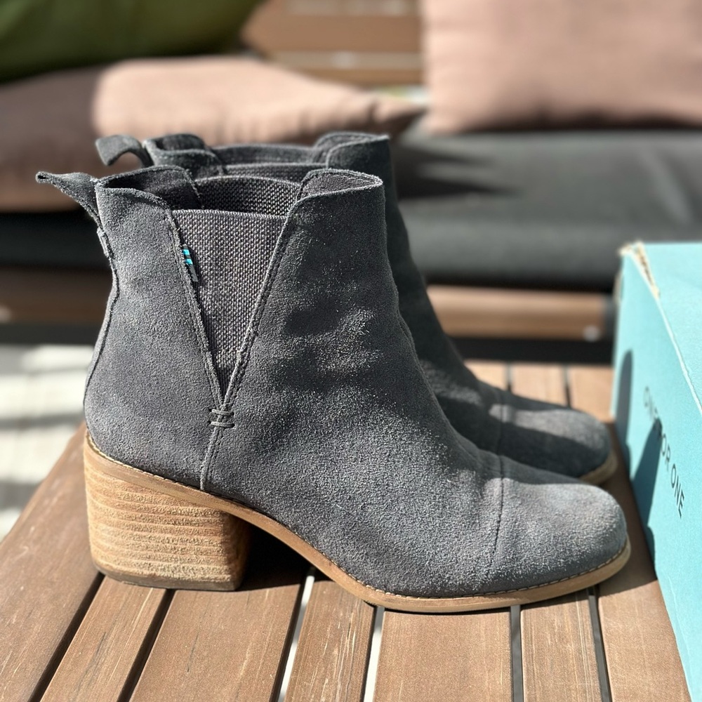 Tom’s Esme suede boot in color Forged Iron Grey - Size 7